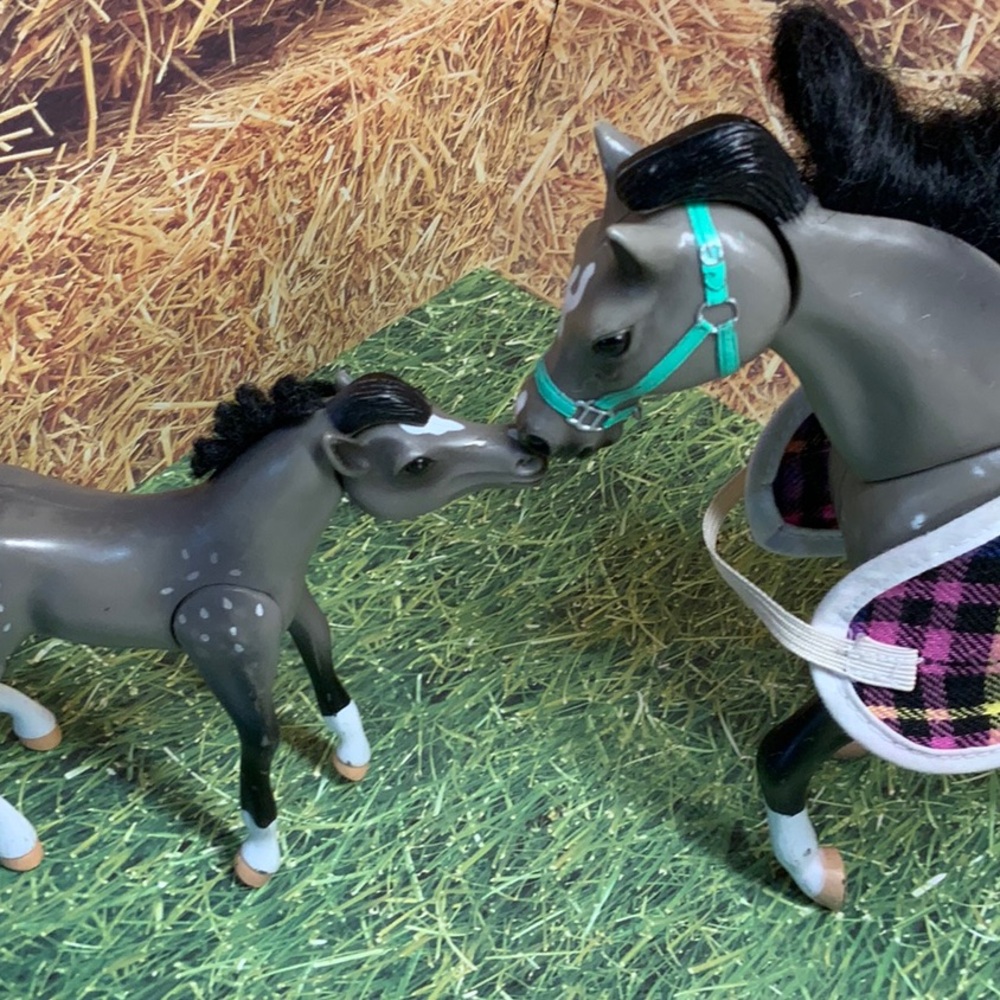 Grand Champions Feed and Nuzzle Toy Horse Mare, Foal Set and Accessories - Picture 12 of 12